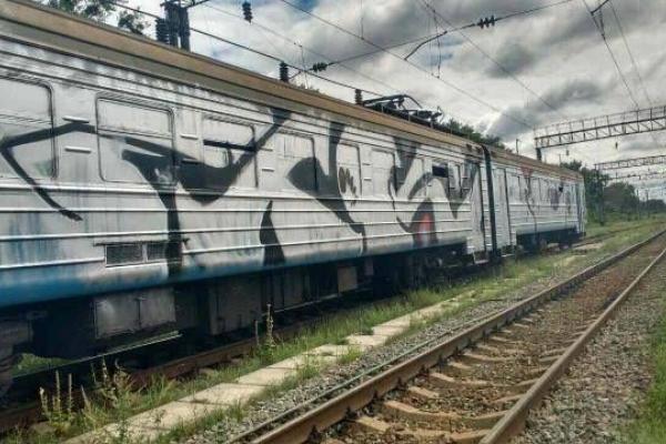 Всему виной искусство: «Граффитчики» нанесли убытки на 150 тыс грн, полностью разрисовав электричку