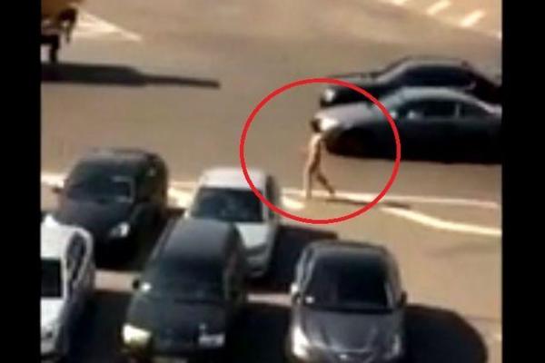 Жара сводит с ума: Прогулку голой женщины по Киеву сняли на видео Жара сводит с ума: Прогулку голой женщины по Киеву сняли на видео