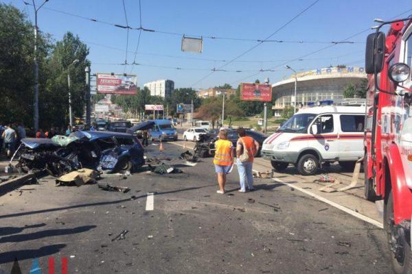 Трупы валялись прямо на земле: в центре Донецка погибли боевики Трупы валялись прямо на земле: в центре Донецка погибли боевики