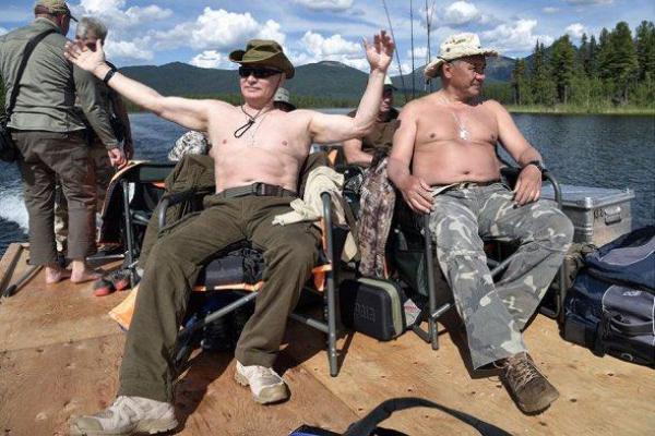 Соцсети смеются над Путиным, который оголил торс для щук Соцсети смеются над Путиным, который оголил торс для щук