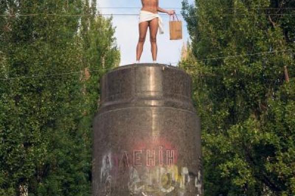 Обнаженная активистка Femen бросалась конфетами Roshen с постамента памятника Ленину