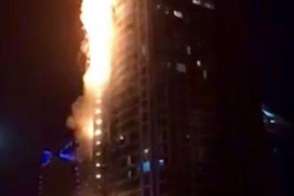В Дубае загорелся гигантский 79-этажный небоскреб Torch Tower, опубликовано жуткое видео В Дубае загорелся гигантский 79-этажный небоскреб Torch Tower, опубликовано жуткое видео