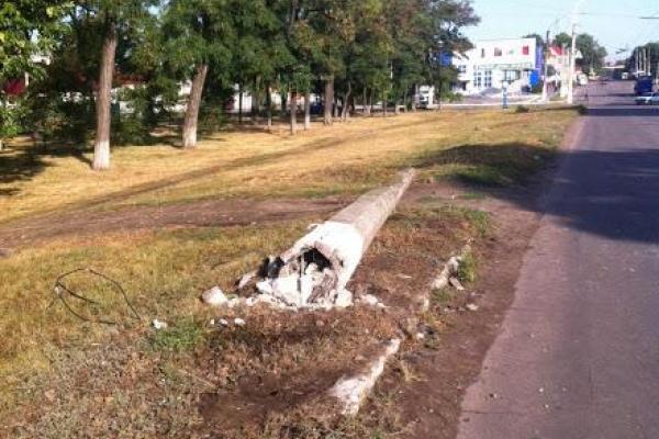 Машина зампреда Лисичанска снесла электроопору в центре города Машина зампреда Лисичанска снесла электроопору в центре города