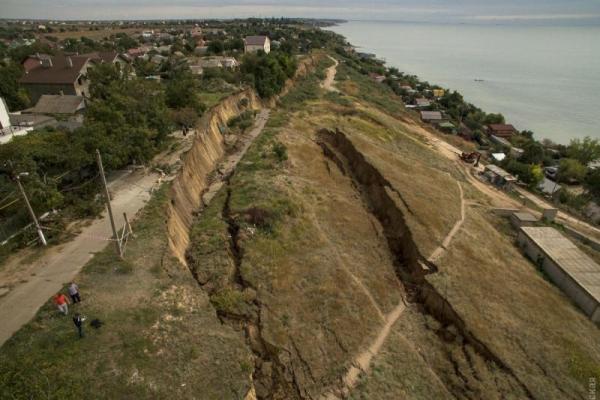 Под Одессой в пропасть упал стометровый участок дороги: опубликовано видео с дрона Под Одессой в пропасть упал стометровый участок дороги: опубликовано видео с дрона
