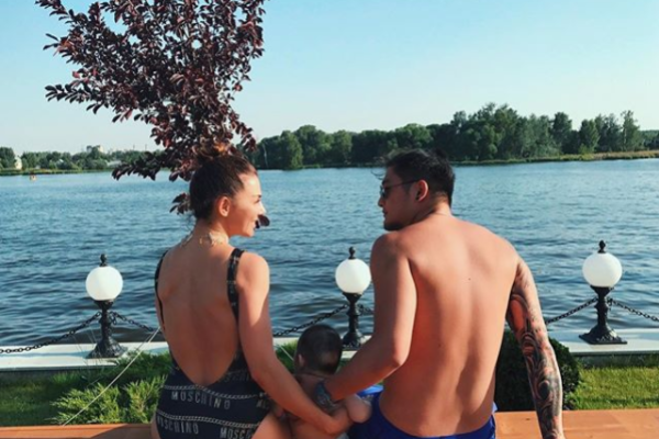 В сети появились романтичные фото Седоковой с возлюбленным и сыном В сети появились романтичные фото Седоковой с возлюбленным и сыном