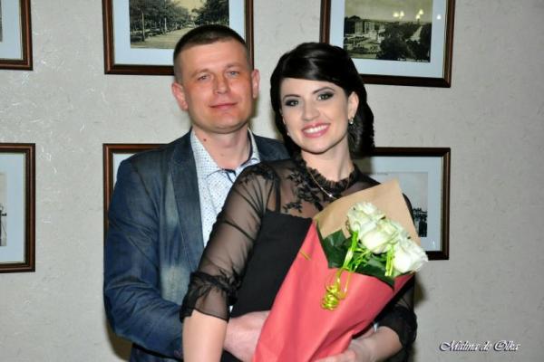 Под Одессой взорвали машину полицейского: ранены его жена-певица и маленькая дочь Под Одессой взорвали машину полицейского: ранены его жена-певица и маленькая дочь