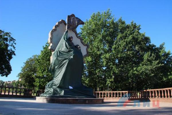 Мощный взрыв в Луганске: появились фото разрушенного памятника боевикам Мощный взрыв в Луганске: появились фото разрушенного памятника боевикам