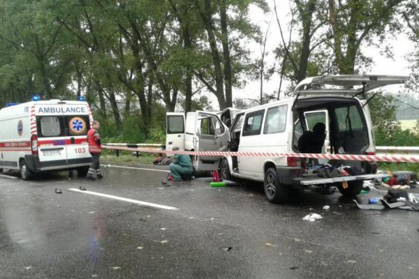 Масштабное ДТП на Харьковщине: 2 человека погибли, 17 травмированы Масштабное ДТП на Харьковщине: 2 человека погибли, 17 травмированы
