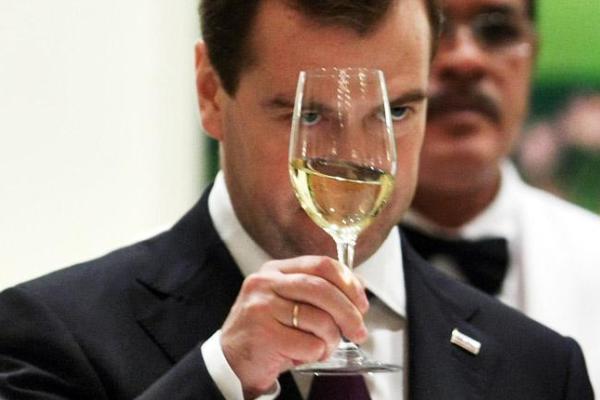 "Политический сын Путина": публицист заявил, что президентом РФ может стать человек с алкогольной зависимостью