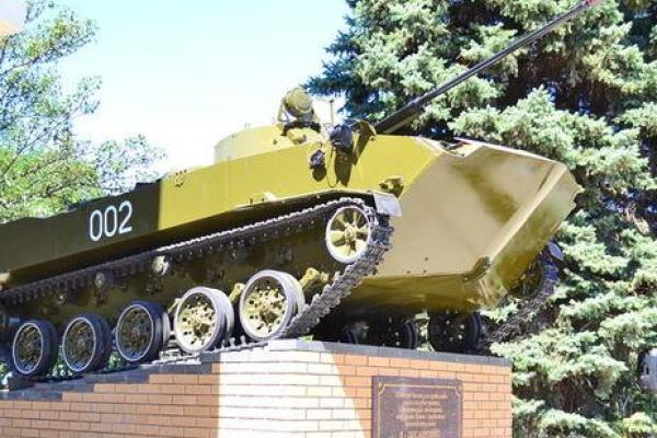В центре Луганска взорвали памятник боевикам, начался пожар