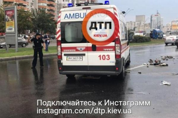 В Киеве авто влетело в столб и загорелось: водитель чудом сумел спастись В Киеве авто влетело в столб и загорелось: водитель чудом сумел спастись