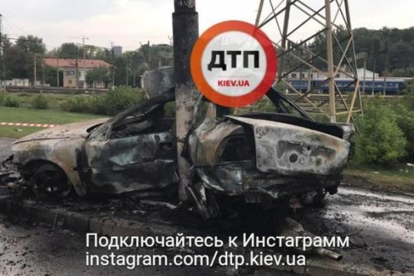В Киеве авто влетело в столб и загорелось: водитель чудом сумел спастись В Киеве авто влетело в столб и загорелось: водитель чудом сумел спастись