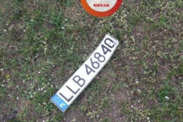 В Киеве авто влетело в столб и загорелось: водитель чудом сумел спастись В Киеве авто влетело в столб и загорелось: водитель чудом сумел спастись
