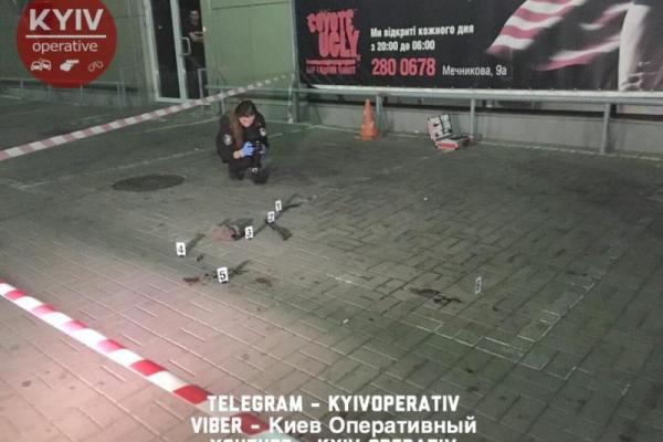 В Киеве произошла поножовщина между участником АТО и поклонниками "ЛДНР" В Киеве произошла поножовщина между участником АТО и поклонниками "ЛДНР"