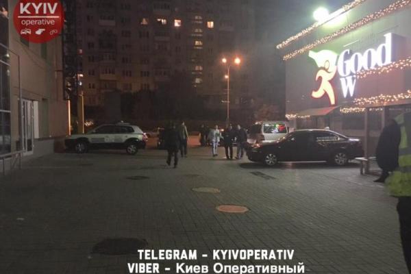 В Киеве произошла поножовщина между участником АТО и поклонниками "ЛДНР" В Киеве произошла поножовщина между участником АТО и поклонниками "ЛДНР"