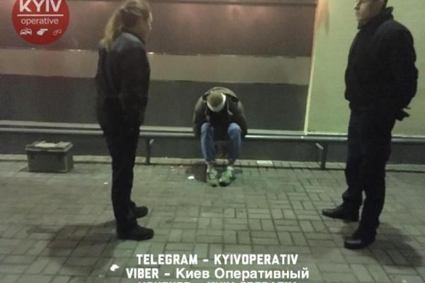 В Киеве произошла поножовщина между участником АТО и поклонниками "ЛДНР" В Киеве произошла поножовщина между участником АТО и поклонниками "ЛДНР"