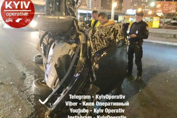 ДТП в Киеве: легковое авто влетело в грузовик и перевернулось ДТП в Киеве: легковое авто влетело в грузовик и перевернулось