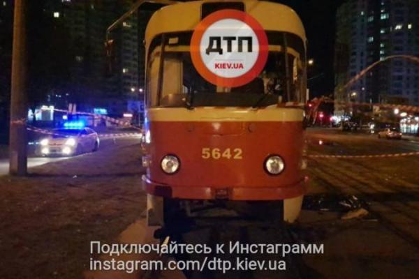 Жуткая смерть: в Киеве мать с ребенком погибли под колесами трамвая Жуткая смерть: в Киеве мать с ребенком погибли под колесами трамвая