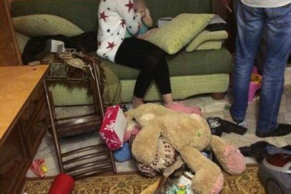 В Полтаве горе-мать оставила 3-летнего сына в смертельной опасности В Полтаве горе-мать оставила 3-летнего сына в смертельной опасности