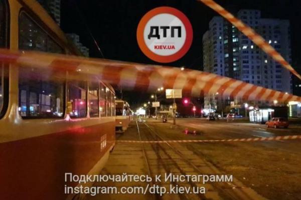 Жуткая смерть: в Киеве мать с ребенком погибли под колесами трамвая Жуткая смерть: в Киеве мать с ребенком погибли под колесами трамвая