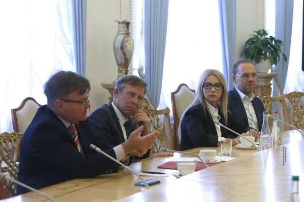 Помолодевшая Тимошенко с распущенными волосами произвела фурор на встрече с Коксом Помолодевшая Тимошенко с распущенными волосами произвела фурор на встрече с Коксом
