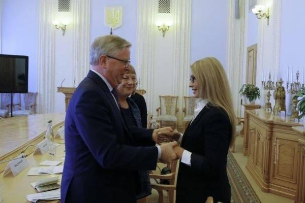 Помолодевшая Тимошенко с распущенными волосами произвела фурор на встрече с Коксом Помолодевшая Тимошенко с распущенными волосами произвела фурор на встрече с Коксом