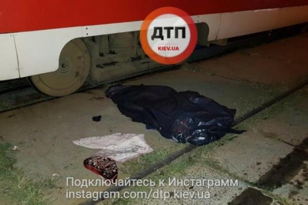 Жуткая смерть: в Киеве мать с ребенком погибли под колесами трамвая Жуткая смерть: в Киеве мать с ребенком погибли под колесами трамвая