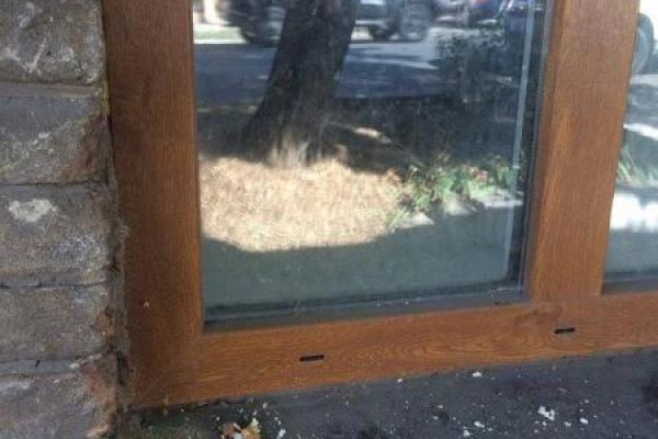 Пошла в гости и задержалась: В Мариуполе голодные дети из окна квартиры просили еду у прохожих Пошла в гости и задержалась: В Мариуполе голодные дети из окна квартиры просили еду у прохожих