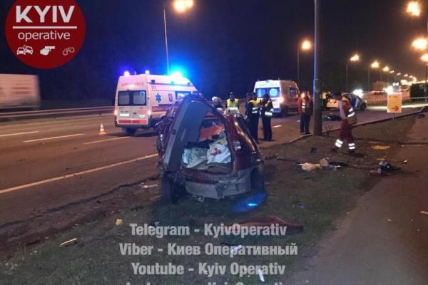 В Киеве произошло трагическое ДТП: один водитель погиб, второй сбежал В Киеве произошло трагическое ДТП: один водитель погиб, второй сбежал