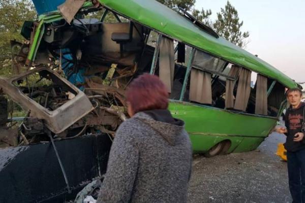 Тройное ДТП на Харьковщине: разбит пассажирский автобус, много пострадавших Тройное ДТП на Харьковщине: разбит пассажирский автобус, много пострадавших