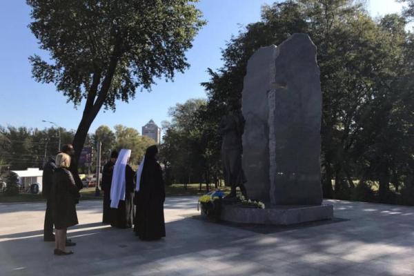 Первые лица государства почтили память жертв расстрелов в Бабьем Яру Первые лица государства почтили память жертв расстрелов в Бабьем Яру