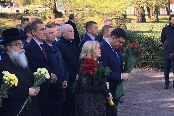 Первые лица государства почтили память жертв расстрелов в Бабьем Яру Первые лица государства почтили память жертв расстрелов в Бабьем Яру