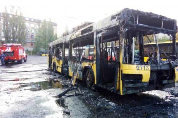 В Киеве полностью сгорел троллейбус В Киеве полностью сгорел троллейбус