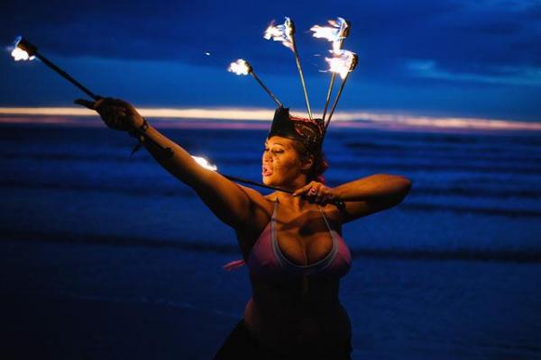 Ради благотворительности: 400 смельчаков в "нарядах Адама и Евы" искупались в ледяной воде Северного моря 