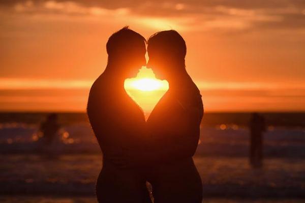 Ради благотворительности: 400 смельчаков в "нарядах Адама и Евы" искупались в ледяной воде Северного моря 