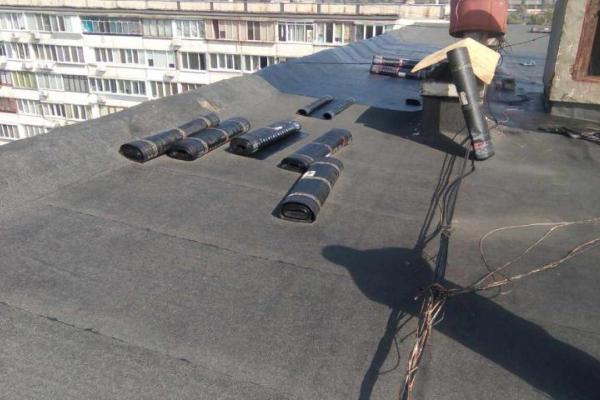 В Киеве на крыше 9-этажки прогремел взрыв, есть пострадавшие В Киеве на крыше 9-этажки прогремел взрыв, есть пострадавшие
