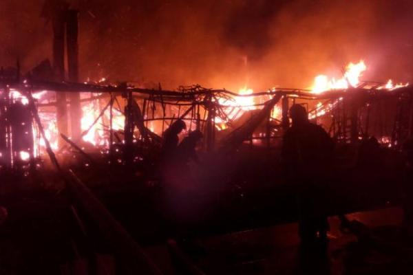 В Киеве масштабный пожар уничтожил ресторан на воде В Киеве масштабный пожар уничтожил ресторан на воде