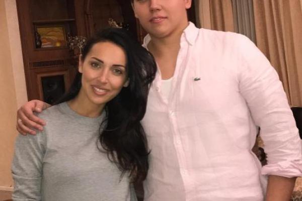 Певица Алсу показала своего брата-богатыря Певица Алсу показала своего брата-богатыря