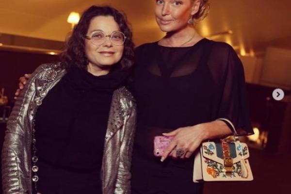 Соцсети обсуждают совместный снимок Анастасии Волочковой и Наташи Королевой Соцсети обсуждают совместный снимок Анастасии Волочковой и Наташи Королевой