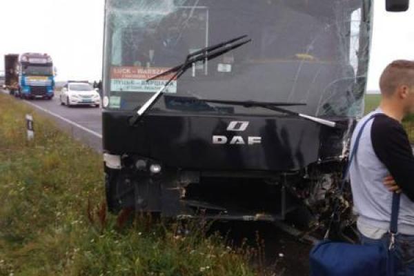 На Волыни автомобиль врезался в рейсовый автобус "Луцк - Варшава", есть пострадавшие На Волыни автомобиль врезался в рейсовый автобус "Луцк - Варшава", есть пострадавшие