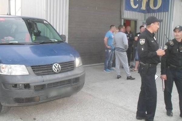В Киеве группа людей напала на сотрудников СТО: задержанные не успокоились даже в отделении полиции В Киеве группа людей напала на сотрудников СТО: задержанные не успокоились даже в отделении полиции