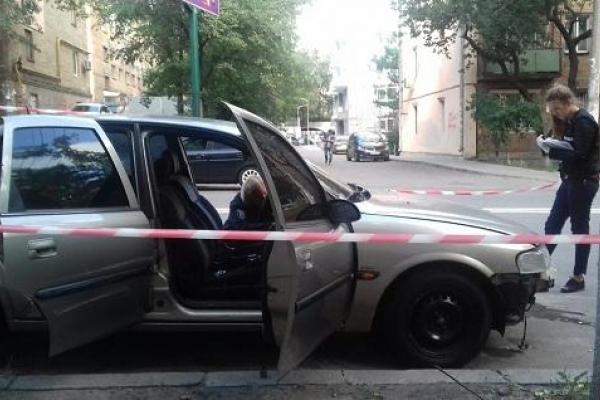 Обстрелянные машины и кровь в салоне: в Киеве произошла серьезная перестрелка, есть раненые Обстрелянные машины и кровь в салоне: в Киеве произошла серьезная перестрелка, есть раненые