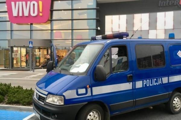 В польском супермаркете мужчина набросился на людей с ножом