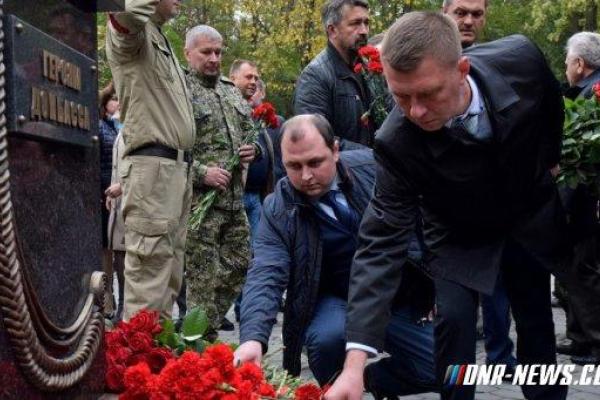 Захарченко и Сурков открыли памятник в Ростове-на-Дону Захарченко и Сурков открыли памятник в Ростове-на-Дону