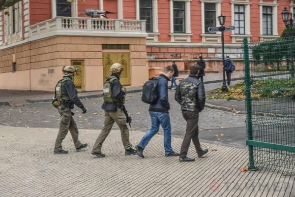 СМИ: У мэра Одессы провели обыски, что искали детективы НАБУ с автоматчиками? СМИ: У мэра Одессы провели обыски, что искали детективы НАБУ с автоматчиками?