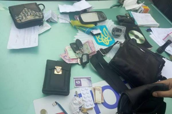 СБУ разоблачила в вымогательстве четверых полицейских в зоне АТО СБУ разоблачила в вымогательстве четверых полицейских в зоне АТО