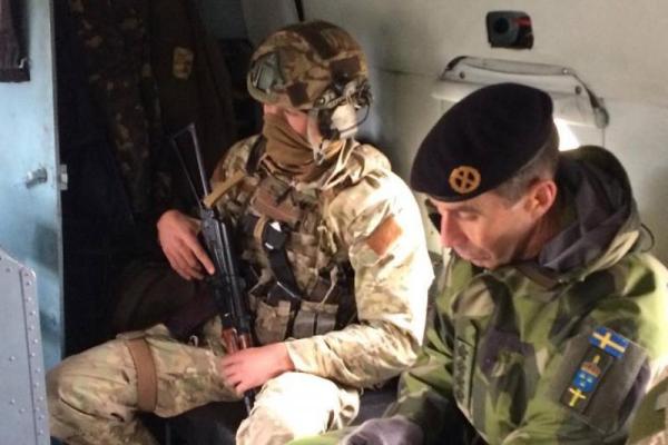 Муженко с Главнокомандующим ВС Швеции посетили зону АТО