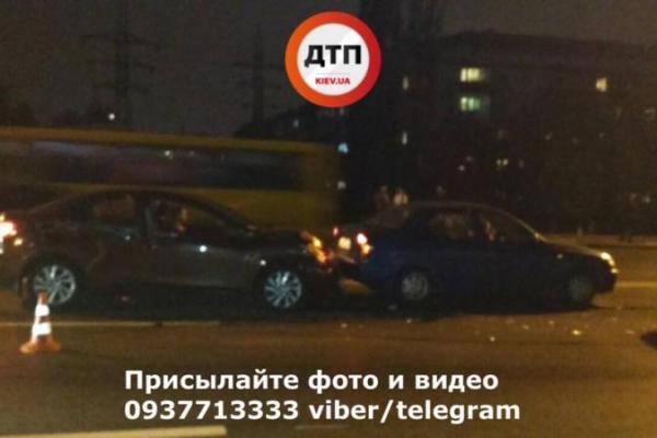 В Киеве столкнулись три автомобиля: образовалась пробка В Киеве столкнулись три автомобиля: образовалась пробка