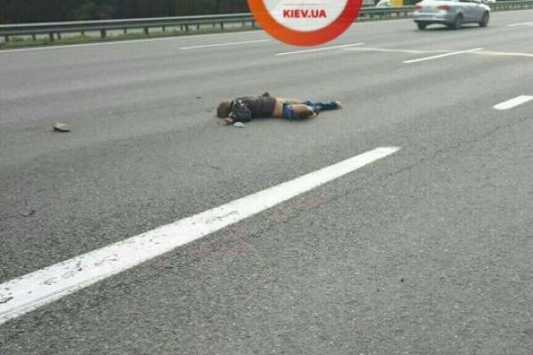 На трассе под Киевом женщина бросилась под грузовик
