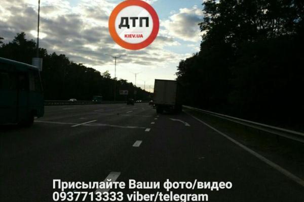 На трассе под Киевом женщина бросилась под грузовик